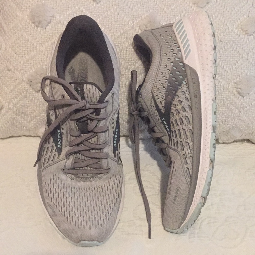 TGIF SALE❣️Brooks Sneakers